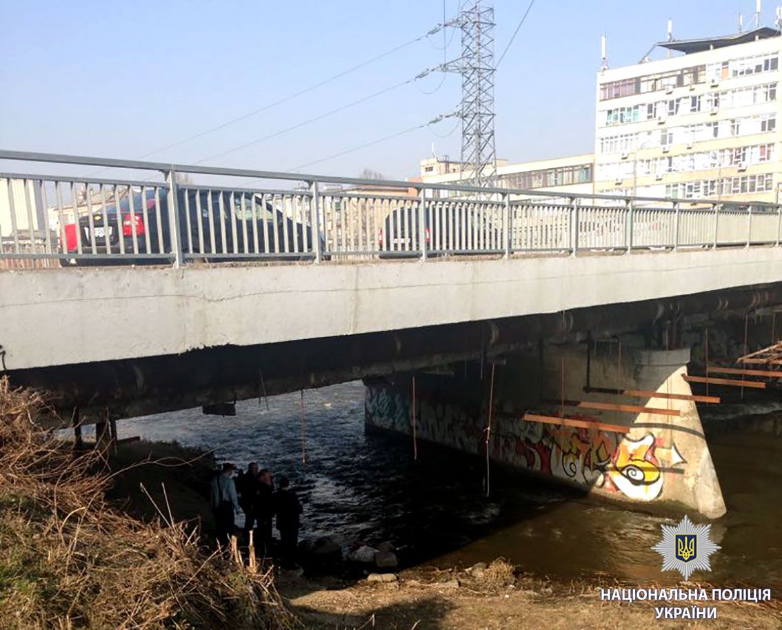 У Харкові тіло чоловіка знайшли в мішку під мостом