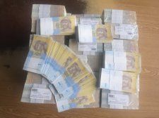 У Києві чоловік намагався відправити до Гонконгу 24 кілограми гривень