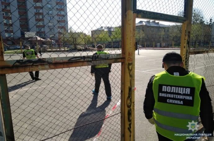 У Києві підірвали радіокеровану вибухівку на спортмайданчику (відео)