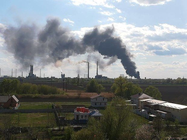 У Черкасах горять автомобільні шини на промзоні (фото)