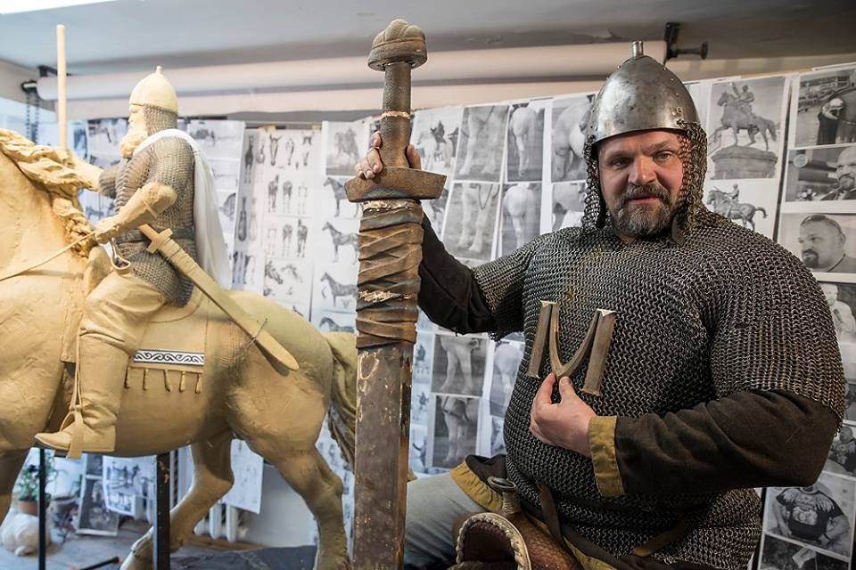 Василь Вірастюк позує скульптору Володимиру Журавлю під час роботи над пам'ятником Іллі Муромцю.