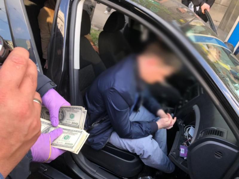 У Києві затримали офіцера СБУ за вимагання хабара у мігрантів (фото)