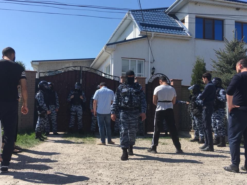 В Криму ФСБ проводить масові обшуки у кримських татар