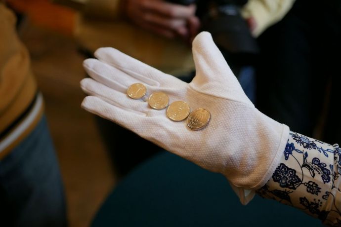 В Україні ввели в обіг нові монети номіналом 1 і 2 гривні (фото)