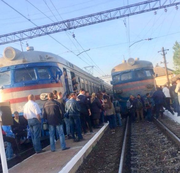 Під Львовом блокували електрички з Мукачевого і Трускавця (фото)