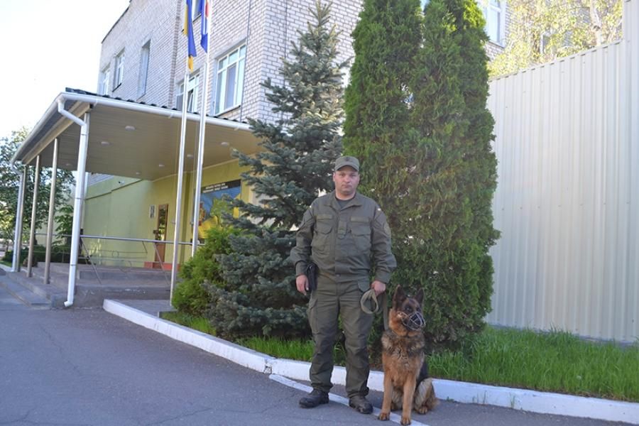 Кінолог Юрій Бочкарьов і пес Азарт врятували 12-річну дівчинку в Южноукраїнську