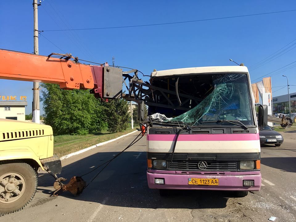 У Чернівцях автокран пробив стрілою маршрутку