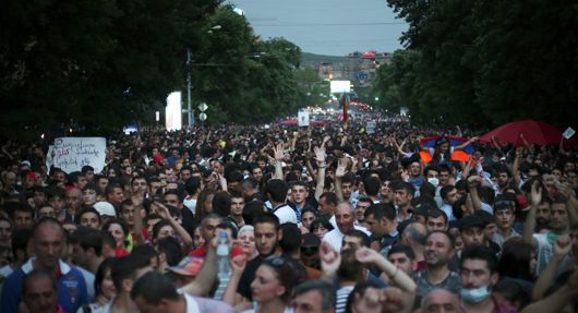 Вірменія без транспортних мереж і досі без прем'єра: чого чекати далі