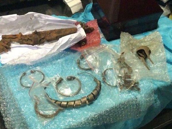 У «Борисполі» спіймали чоловіка, який вивозив старовинні коштовності з України