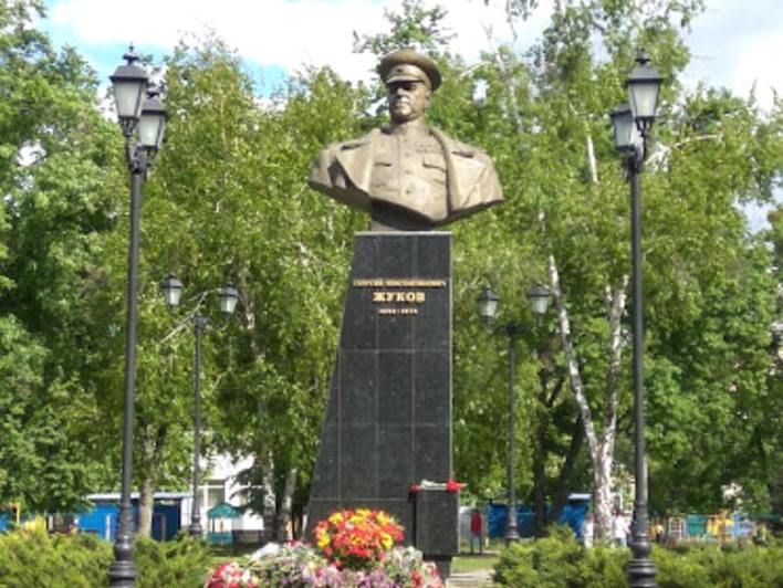У Харкові спробували знести пам’ятник Жукову: влада швидко поставила бюст на постамент