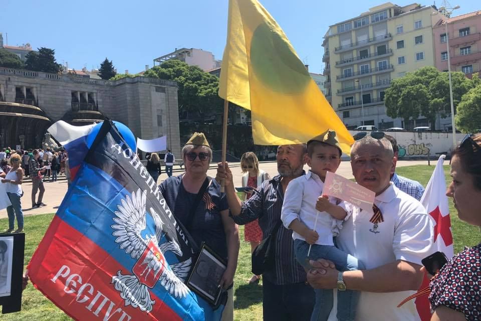 У Лісабоні російська делегація Євробачення несла прапор терористів «ДНР» (відео)