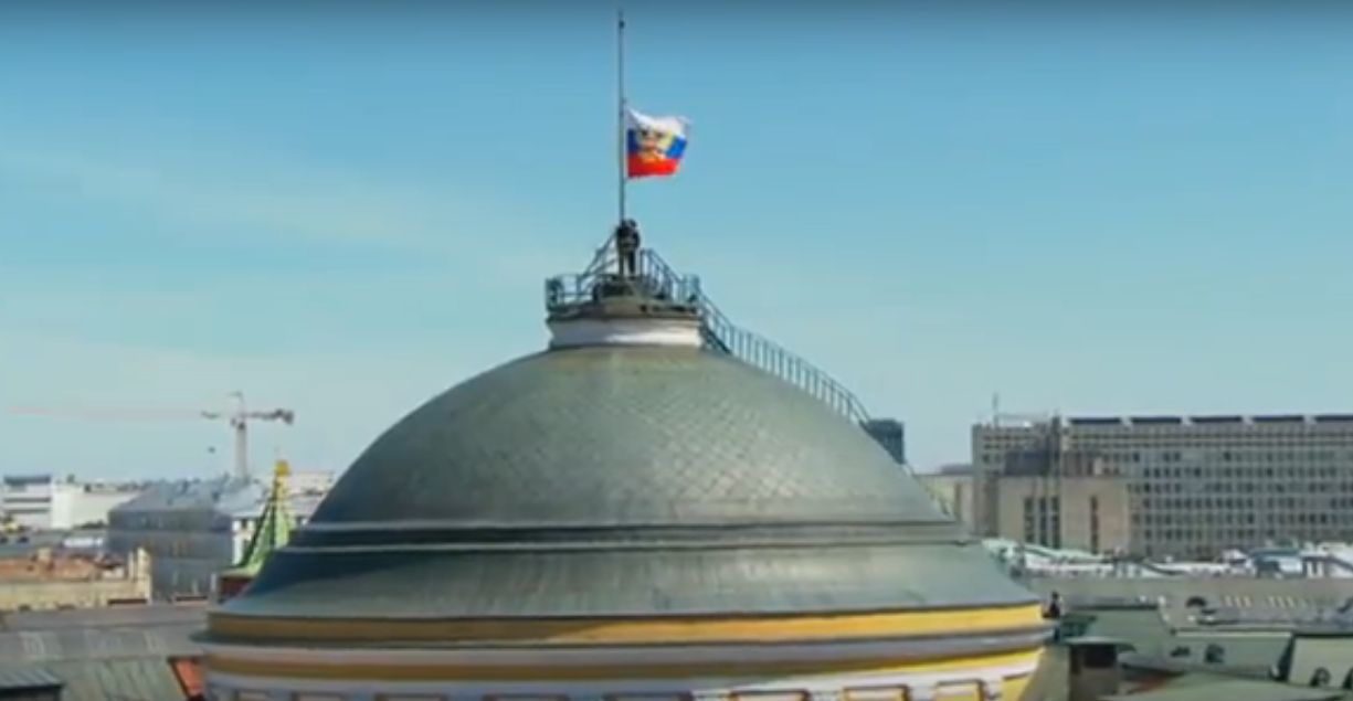 Над Кремлем не змогли підняти прапор під час інавгурації Путіна