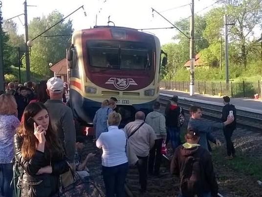 В Пустомитах люди вийшли на колії, бо не змогли поміститися в електричку