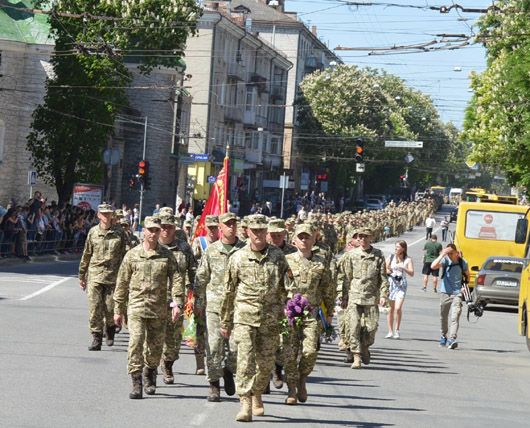 Марш замість параду: захисники України урочисто пройшли вулицями Тернополя