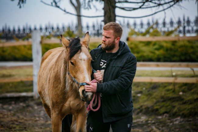 У Межигір'ї коні лікують бійців АТО від посттравматичного синдрому