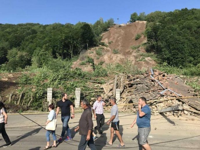 У Мукачевському районі через зсув ґрунту засипано 3 будинки