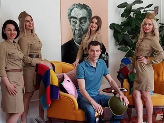 У Черкасах перукарок змусили зняти форму червоноармійок
