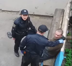 Перевищили повноваження: Прокуратура розслідуватиме знущання поліцейських в Сумах