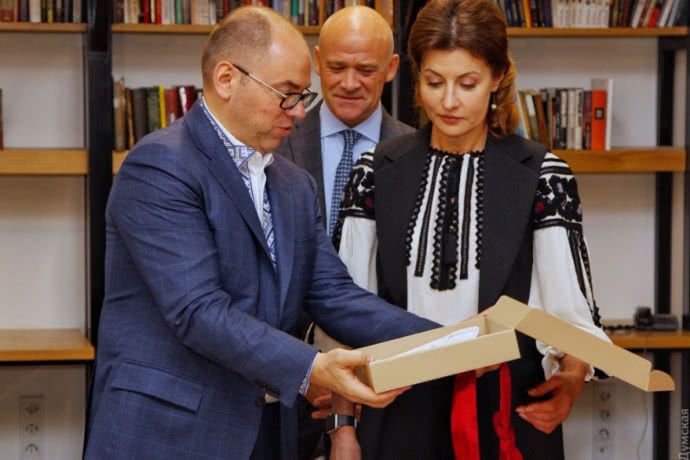Марина Порошенко вишивала рушник разом із Геннадієм Трухановим в Одесі (фото)