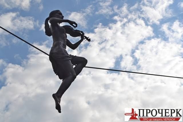 Біля черкаської філармонії на тросі літає 150 кілограмова скрипалька