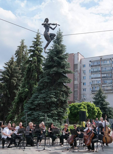 У Черкасах на семиметровій висоті встановили повітряну скульптуру скрипальки