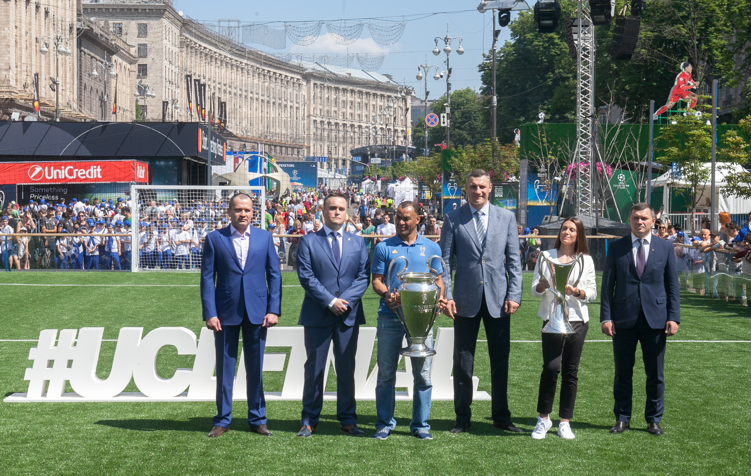 На Хрещатику відкрили фан-зону до фіналу Ліги Чемпіонів