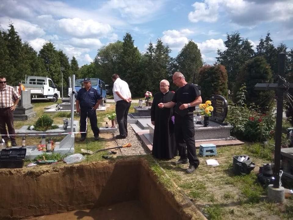 У польських Грушовичах знайшли поховання під зруйнованим монументом УПА (фото)