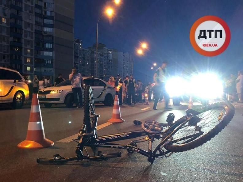 У Києві авто поліції із кортежу збило на переході підлітка-велосипедиста