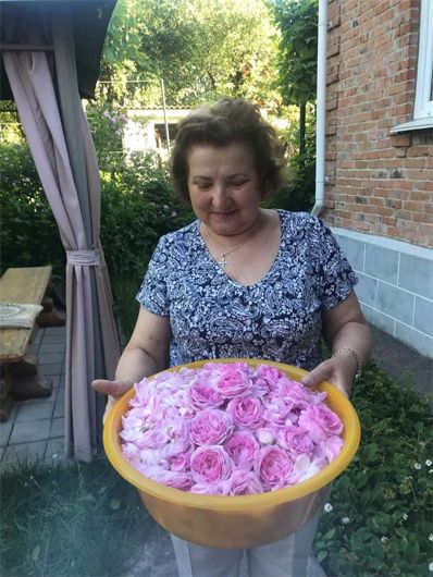 Пахучий урожай: письменниця Зірка Мензатюк поділилась рецептом делікатесу з троянд