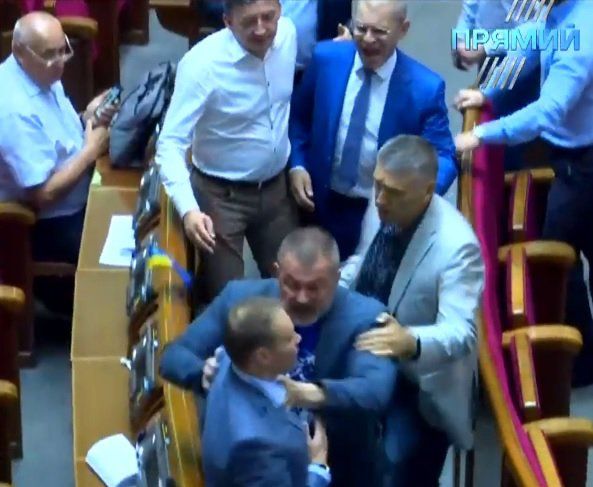 Юрій Береза з Народного фронту побився з опоблоківцем Олександром Долженковим