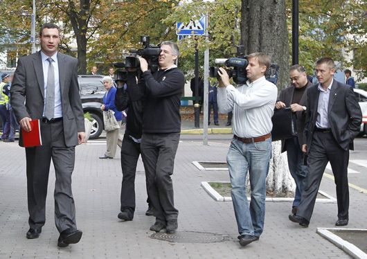 Поки Кличко залишається «весільним генералом» у КМДА, його команда активно грабує киян