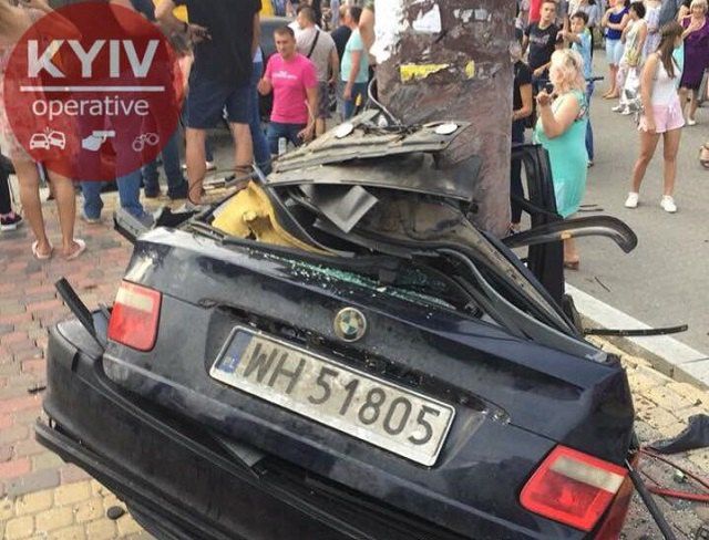 BMW в Ірпені на шаленій швидкості знесло зупинку автобуса (відео)