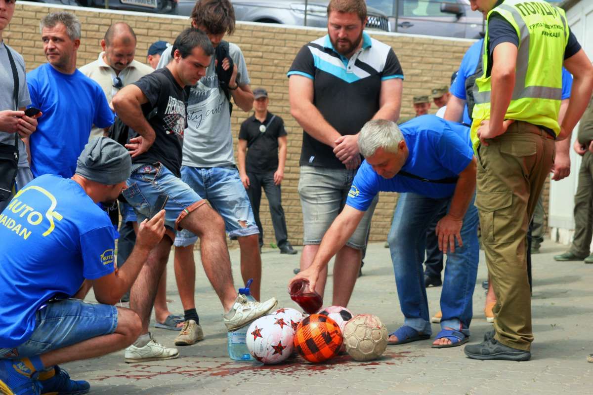 Консульство Росії в Одесі закидали кривавими м'ячами (ФОТО)