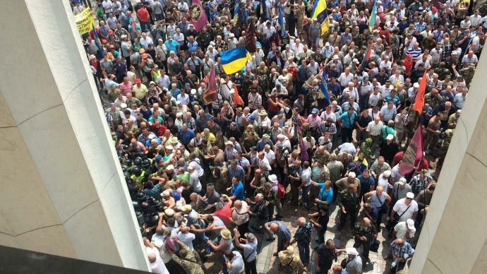 Верховну Раду спробували штурмувати мітингувальники-«афганці»