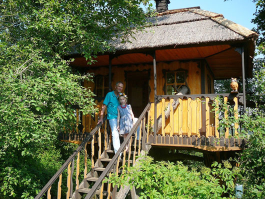 На курячих лапах: полтавський підприємець побудував будиночок своєї мрії на старій яблуні