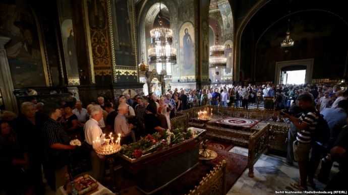 З Іваном Драчем попрощалися у Володимирському соборі