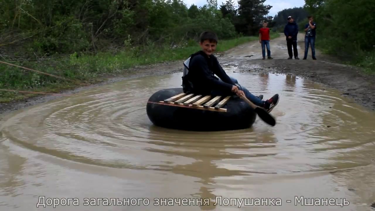 Ями на дорогах перетворюються не величезні калюжі