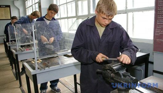 Шити-майструвати нікому: українські випускники цураються робітничих професій