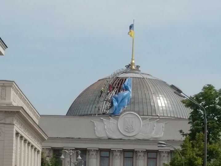 Над Верховною Радою розбирають купол