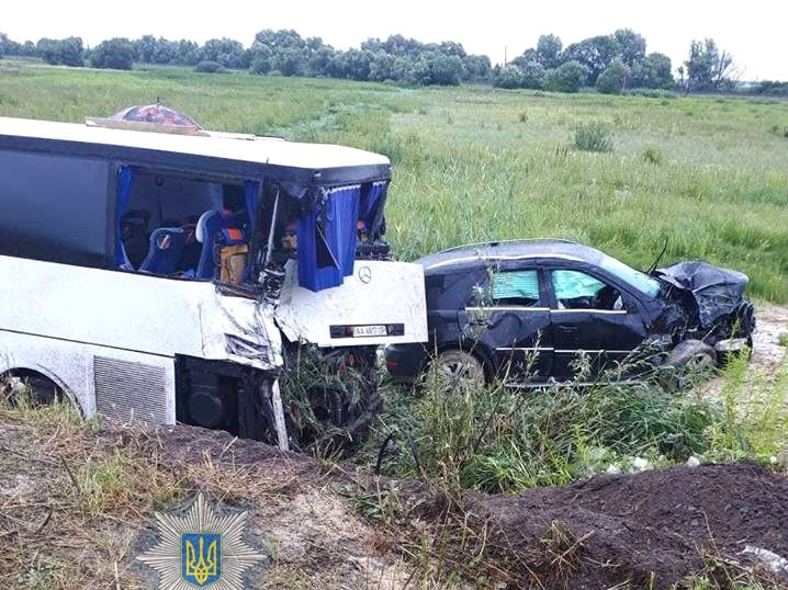 Поблизу Дубно автівка врізалася в автобус, який напередодні злетів з траси