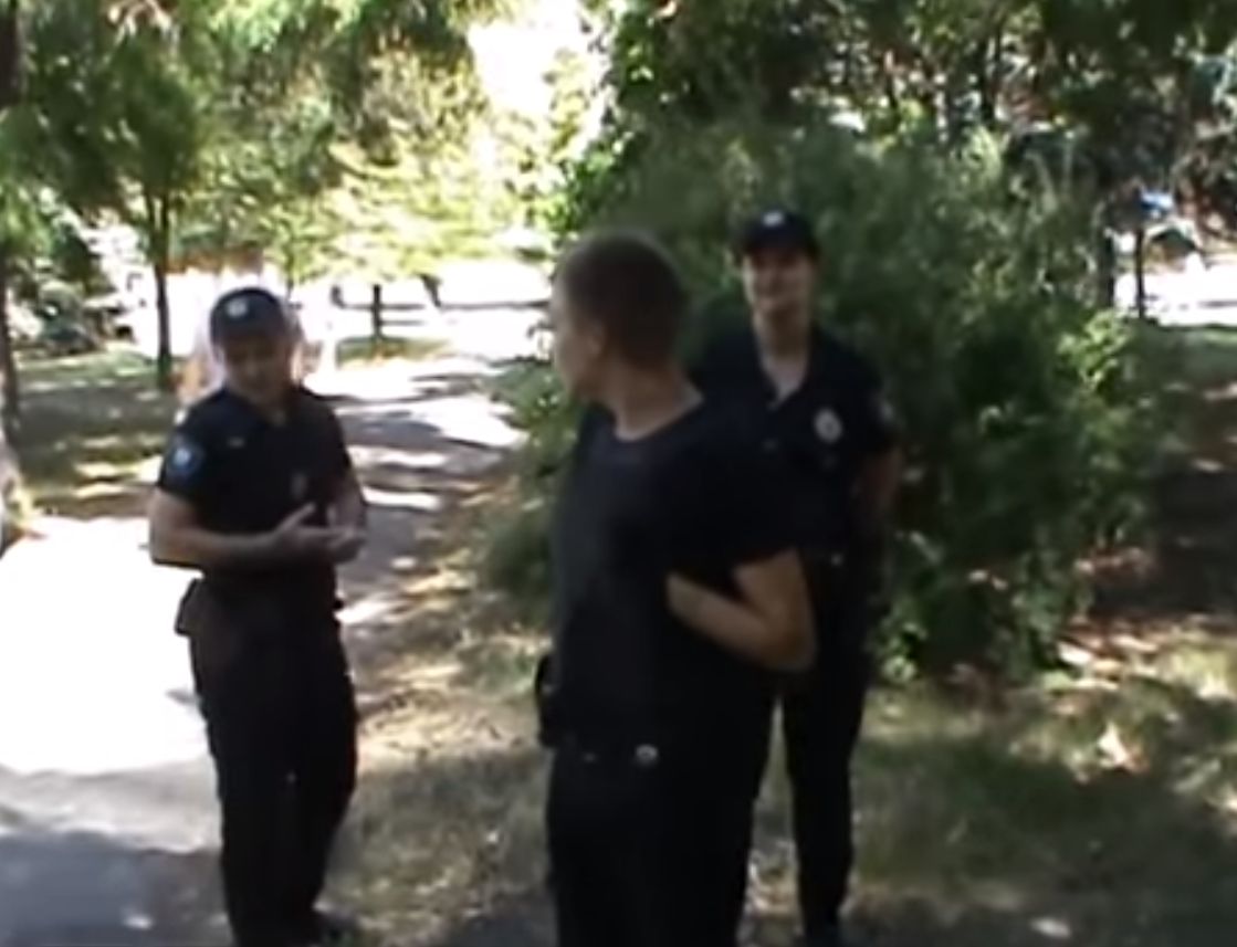 «Хто такий Сенцов?»: у Маріуполі скандал через пихату заяву поліцейського (відео)