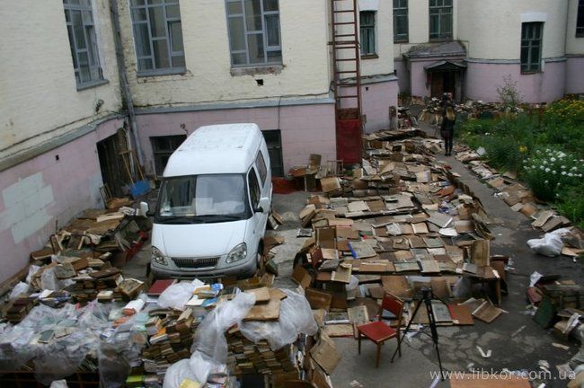 У чернігівській бібліотеці по-варварськи «рятують» підтоплені видання