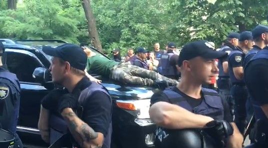 У центрі Києва авто Пинзеника збило протестувальника (фото)
