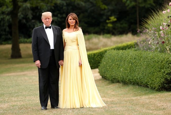 Меланія Трамп в образі принцеси Белль прийшла на вечерю до прем'єра Британії (фото)