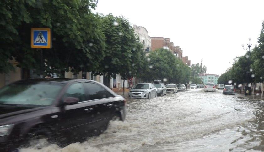 У Сімферополі через зливу дороги перетворилися на ріки (фото)