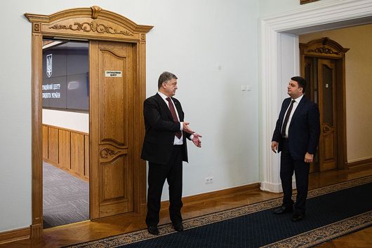 Обмінялися ударами: протистояння Порошенка і Гройсмана вийшло в публічну площину