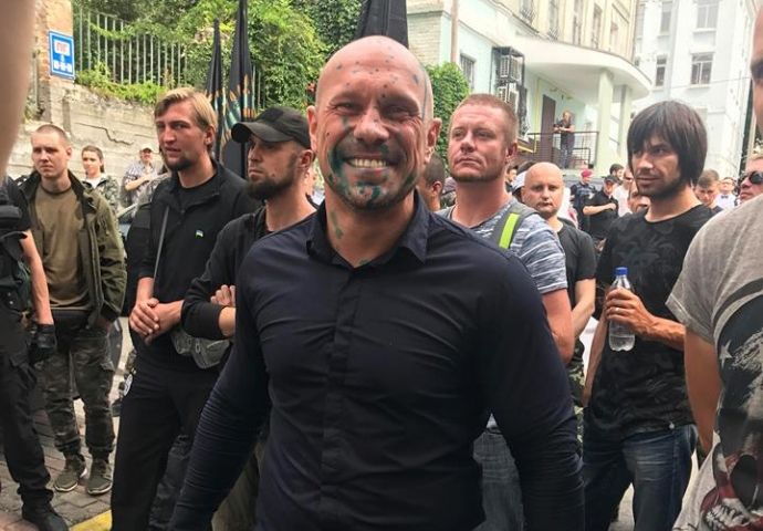 У Києві під будівлею САП Ілля Ківа з протестувальниками кидались тортами та зеленкою (фото)