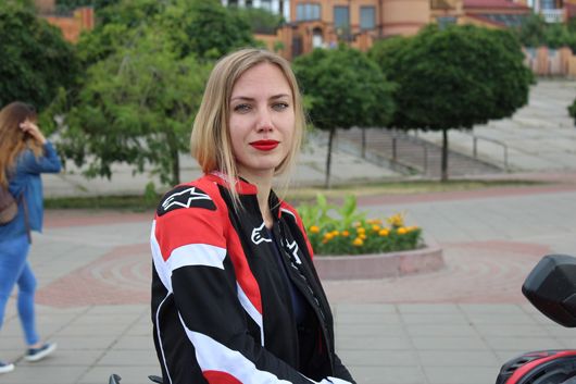 Оля та її мотоцикл: історія киянки, що зазирнула в очі своєму страху