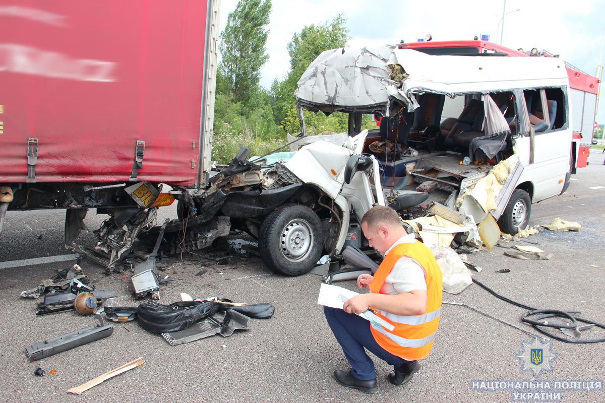 Жахлива ДТП під Житомиром: серед загиблих одна дитина, дві - в реанімації (фото)