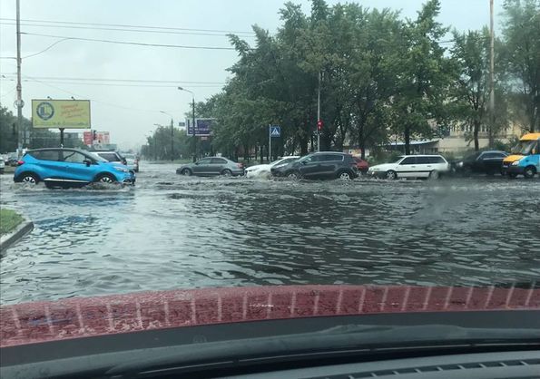 У Києві після зливи вулиці перетворилися на річки (фото, відео)